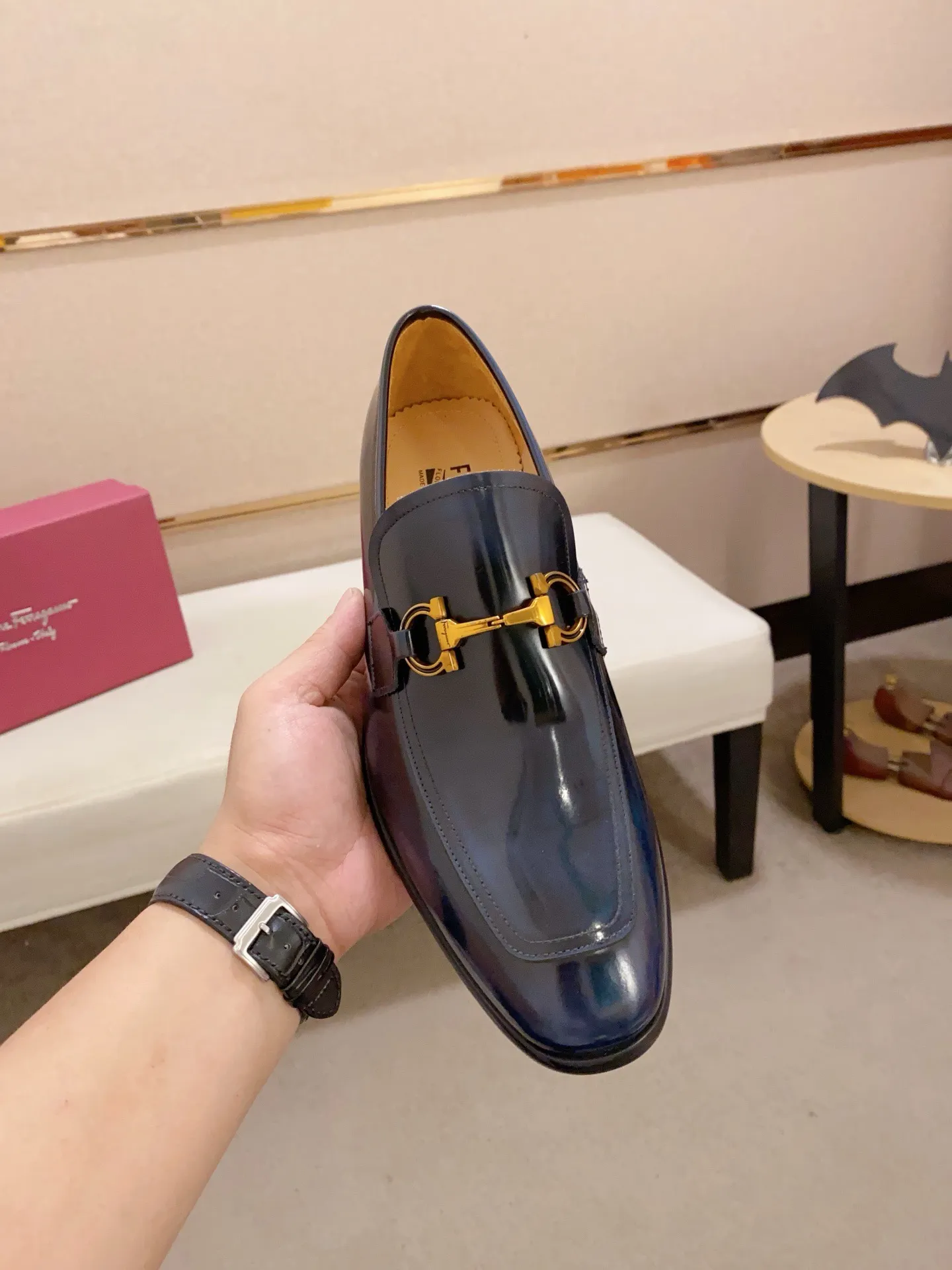 Men's shoes💰: 520💰 High version Ferragamo quality! 🆕🆕Exclusive hot-selling products in stock🔥🔥New products on the shelves, high-quality shoes, high-end driving shoes, with complete packaging! 💪 💪 Material: imported patented cowhide 🐂 + imported high-quality water-dyed cowhide lining + wear-resistant outsole 👍🏻👍🏻 Features: high-end and comfortable, purely handmade 🚀 🚀 Create the perfect shoes that suit you best 🔥 🔥 Size: (38-44) Can be customized 45 non-returnable!